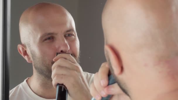 Homme Adulte Rase Longue Barbe Avec Machine Écrire Électrique Images — Video