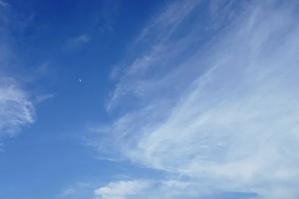 Lichte Transparante Wolken Tegen Blauwe Avondlucht Met Maan — Stockfoto