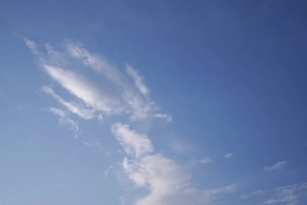 Lichte Transparante Wolken Een Achtergrond Van Blauwe Lucht — Stockfoto