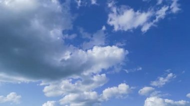 Parlak mavi gökyüzünün ve kabarık bulutların zamanı