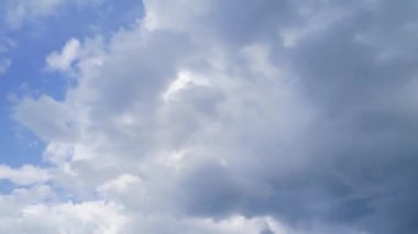 Gökyüzünde hızlandırılmış hava değişimi. Beyaz bulutların yerini gri bulutlar aldı