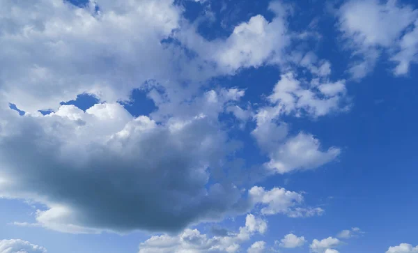 Prachtige Heldere Blauwe Lucht Witte Wolken — Stockfoto