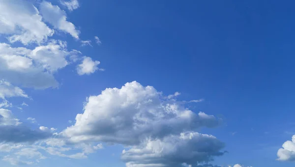 Gyönyörű Fényes Kék Fehér Felhők — Stock Fotó