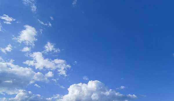 Gyönyörű Fényes Kék Fehér Felhők — Stock Fotó