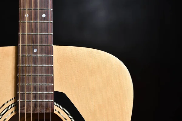 Guitarra Acústica Madera Ligera Con Cuerdas Metal Cerca Espacio Copia —  Fotos de Stock