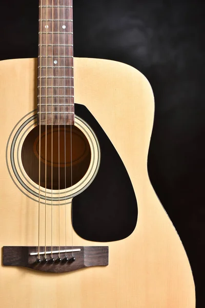 Guitare Acoustique Bois Clair Avec Cordes Métalliques Gros Plan Sur — Photo