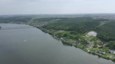 Rusya 'nın Belgorod kentindeki geniş nehir ve köprünün havadan görüntüsü
