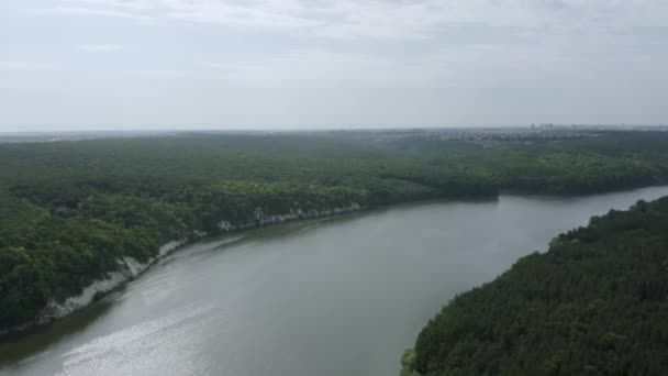 Вид с воздуха на широкую реку в городе Белгород, Россия — стоковое видео