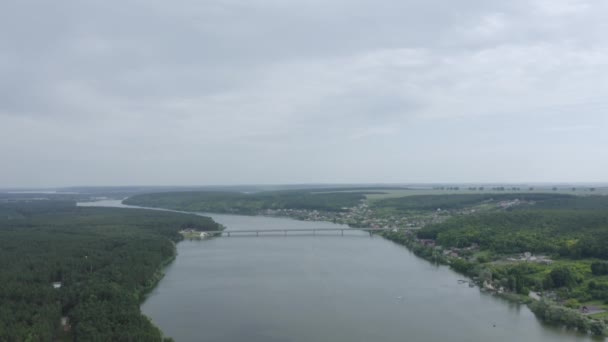 Vista aérea del ancho río y puente en la ciudad de Belgorod, Rusia — Vídeos de Stock