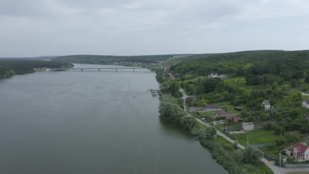 Вид с воздуха на широкую реку и мост в городе Белгород, Россия — стоковое видео