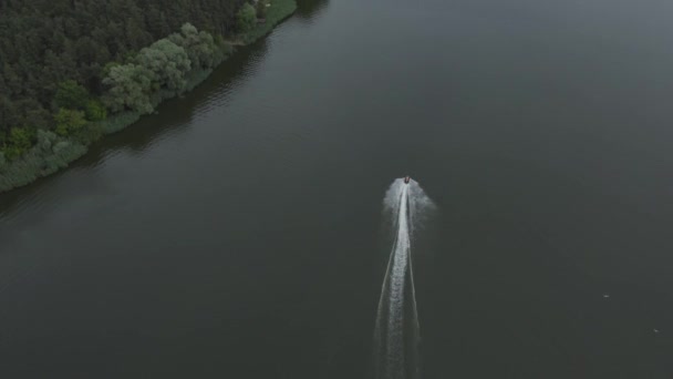 L'homme fait du vélo d'eau sur la rivière avec un pont, vue aérienne