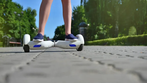 Anak perempuan menggunakan hoverboard untuk naik di taman — Stok Foto