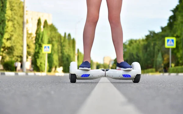 소녀가 위험하게 도로 위에 있는 보트를 타고 다닌다 — 스톡 사진