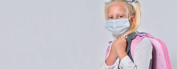 保護マスクの女子校生7と灰色の背景の悲しい表情。子供のためのウイルス対策 — ストック写真