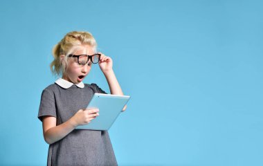 Gözlüklü çocuk, satışı duyunca şaşırdı.