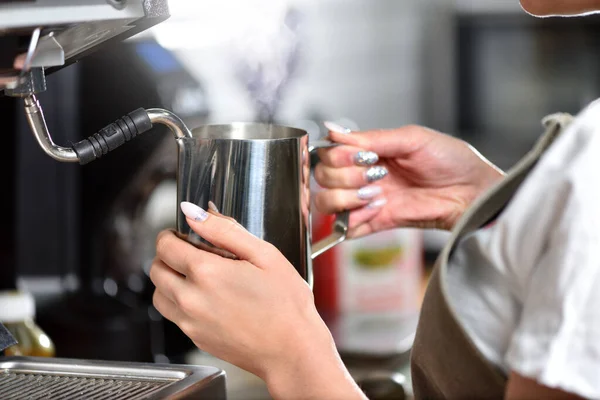 Fiatal lány barista csinál kávét egy nagy professzionális kávéfőző gép, kezét közelről. A kisvállalkozás és a diákmunka fogalma. — Stock Fotó