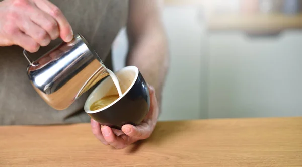 El tipo barista hace café y lo vierte en una taza. Pequeña empresa y concepto de adicción — Foto de Stock