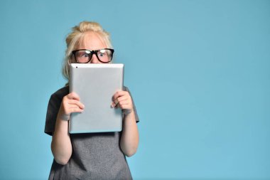 Bir çocuk uzun süre tablet bilgisayarla oynadı ve görevini yapmayı unuttu.
