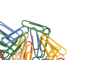 Beyaz arkaplanda izole edilmiş farklı renklerin ataçları kopyalama alanı ile