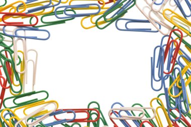 Beyaz arkaplanda izole edilmiş farklı renkte ataçlardan yapılmış çerçeve