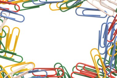 Farklı renkte ataçlardan yapılmış çerçeve beyaz arkaplanda izole edilmiş ve bir kopya alanı ile