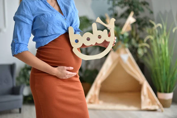 Młoda kobieta w ciąży przygotowała pokój dla nienarodzonego dziecka — Zdjęcie stockowe