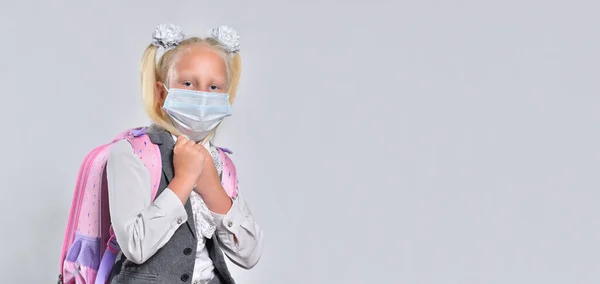 保護マスクの子供の女の子は学校に行く準備をしている。子供のためのウイルス対策 — ストック写真