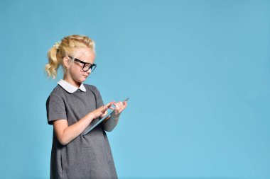 7 yaşında bir kız, tablet bilgisayarla oynuyor.