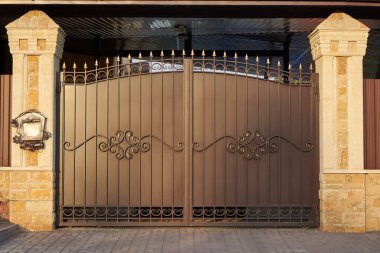 Kahverengi metal araba girişi için sahte kapı