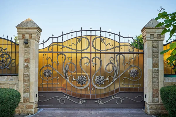 Luxury metal wrought iron gates for car entry into a private house — Stock Photo, Image