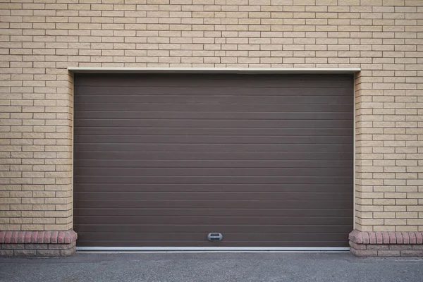 Pared de ladrillo y puerta de garaje automática moderna — Foto de Stock