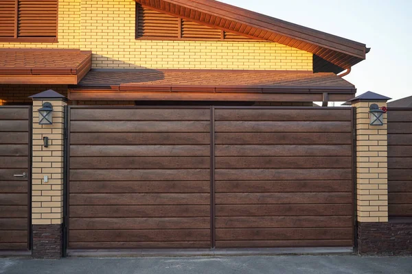 Modernas puertas de plástico de metal marrón y PVC — Foto de Stock