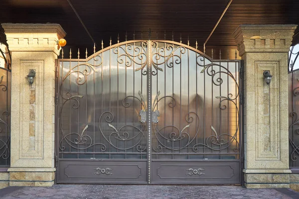 Nowoczesna metalowa brama z kamiennym ogrodzeniem — Zdjęcie stockowe