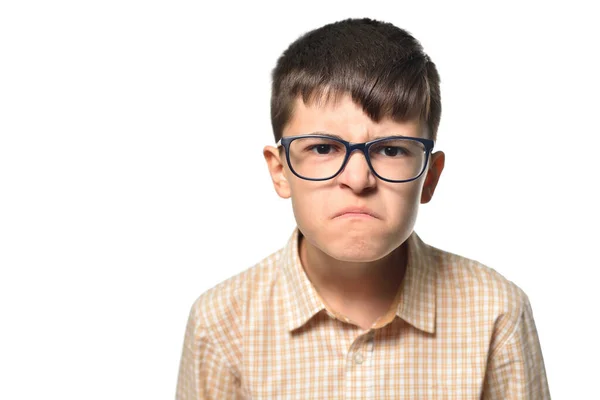 Мальчик лицо с неприязнью и отвращением эмоции на белом изолированном фоне — стоковое фото