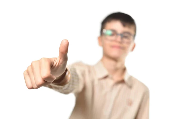十代の男の子とともに眼鏡表示親指アップジェスチャー上の白い背景 — ストック写真