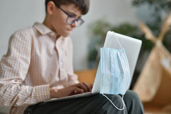 Védőmaszk laptop monitor és stresszes tinédzser — Stock Fotó