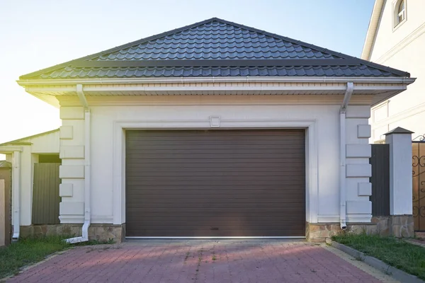 Garaje con techo inclinado y puerta de garaje automática — Foto de Stock