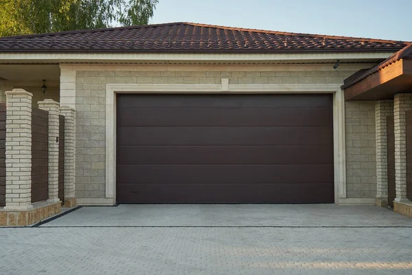 Modernas puertas anchas para dos coches en una casa privada — Foto de Stock