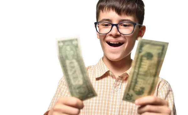 Pojke tonåring glatt tittar på pengarna i sina händer — Stockfoto