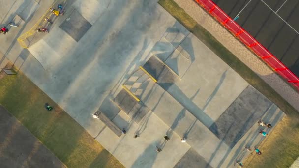 Giro dei bambini nel nuovo skate park, vista aerea — Video Stock