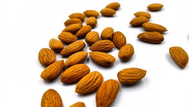 Çeşitli bademler, beyaz arka planda fıstıklar.