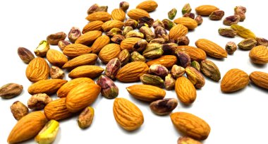 Çeşitli bademler, beyaz arka planda fıstıklar.