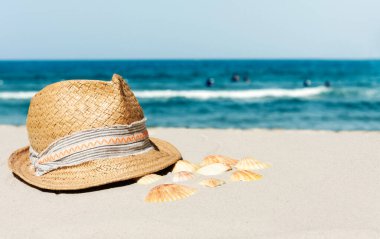 Eski yaz hasır hasır hasır plaj şapkası deniz kenarında