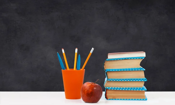 学校に戻ると 空の黒いスクールボードの背景を持つ本や赤いリンゴの山 遠隔家庭教育 ホーム滞在の検疫概念 — ストック写真