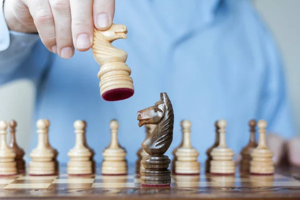 Strateji konsepti, iş adamının el hareketi tahta satranç figürü oyun, yönetim veya liderlik yarışması başarı geçmişi