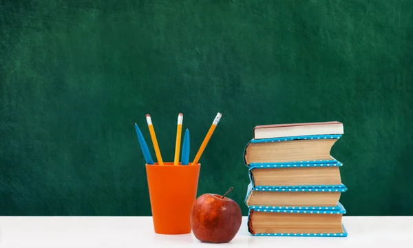 学校に戻ると 空の緑の教育委員会の背景を持つ本や赤いリンゴの山 遠隔家庭教育 ホーム滞在の検疫概念 — ストック写真