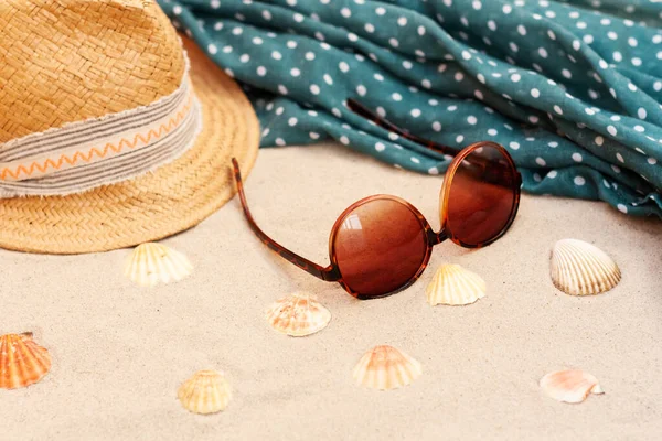 Ročník Letní Proutěný Plážový Klobouk Pareo Sluneční Brýle Pobřeží Catania — Stock fotografie