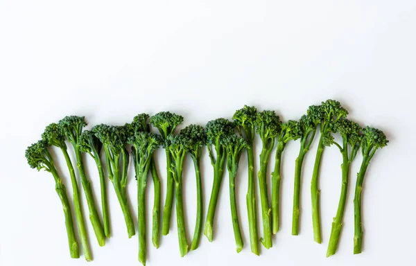Broccolini Freschi Isolati Sfondo Bianco Con Spazio Copia — Foto Stock