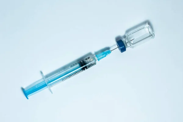 Medizinische Glasflasche Mit Injektionsflüssigkeit Mit Blauem Aluminiumverschluss Und Spritze Zur — Stockfoto