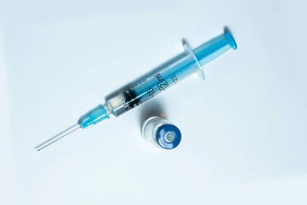 Glazen Medicijnfles Met Injectievloeistof Met Blauwe Aluminium Dop Spuit Voor — Stockfoto